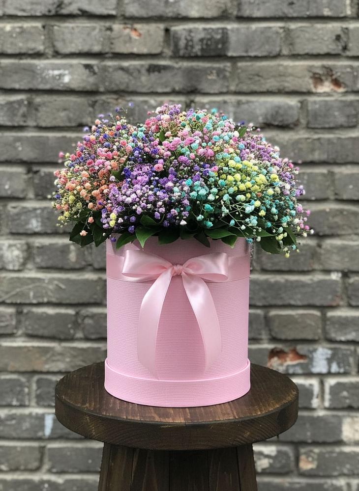 Цветочная композиция из Гипсофила и Розы в шляпной коробке в Озерном