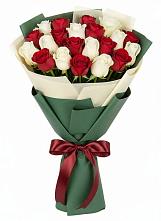 Букет Микс из красных и белых роз в Озерном