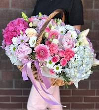 Цветочная композиция из Розы, Хризантемы, Пионы и Лизиантусы в корзине в Озерном