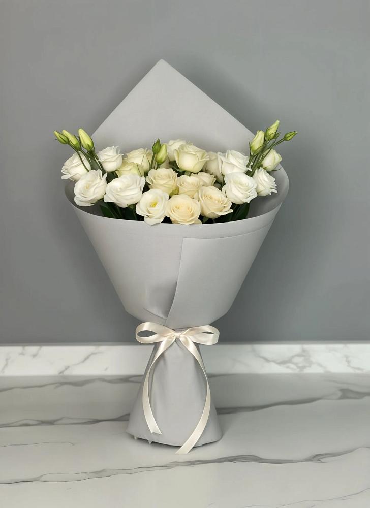 Букет цветов из: Розы и Лизиантусы в Озерном