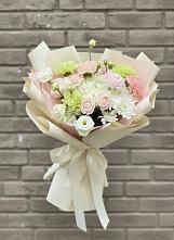 Букет цветов из:  Гвоздики, Розы, Лизиантусы и Хризантемы #REPLACE_PRED# Озерном