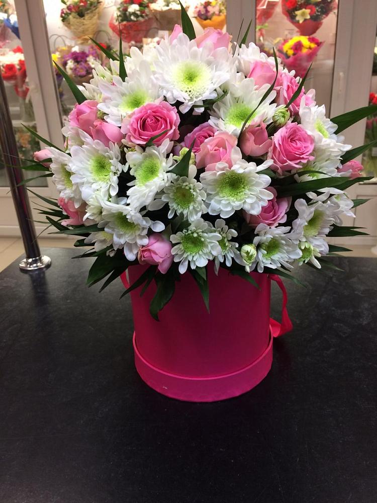 Цветочная композиция из Розы и Хризантемы в шляпной коробке в Озерном