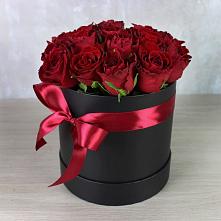 Цветочная композиция из Розы в шляпной коробке в Озерном
